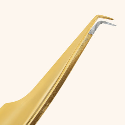 Close Up of Gold Fiber Ultra Fine Tip Mega Volume Tweezers